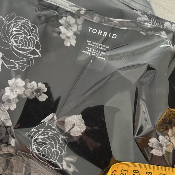 Torrid Ladies Sheer Short Sleeve Blouse Size 1 V-Neck & Material Covered Buttons - Picture 6 of 6